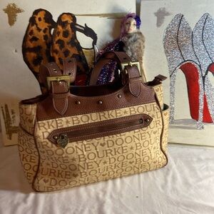 EUC Dooney &.Bourke  tan leather shoulder bag